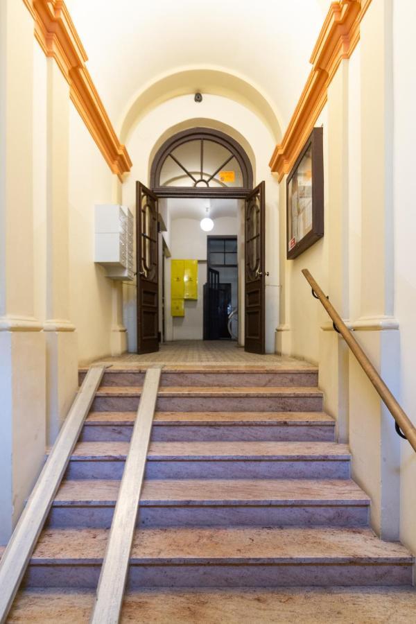 Lilly Apartment Main Train Station Old Town By The Castle Suites Krakow Ngoại thất bức ảnh